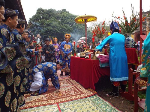 Elderly men perform rituals for the bamboo pole raising ceremony