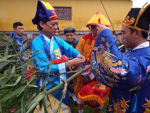 Then they tie some offerings to the pole. 
