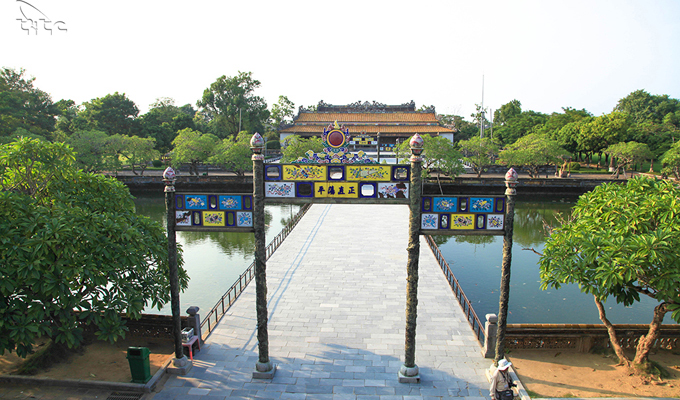 Hue to have audio guide in 5 languages